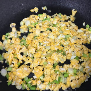 鸡蛋包心菜炒年糕的做法步骤：4