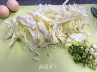 鸡蛋包心菜炒年糕的做法步骤：1