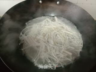 金针菇拌鸡蛋的做法步骤：2