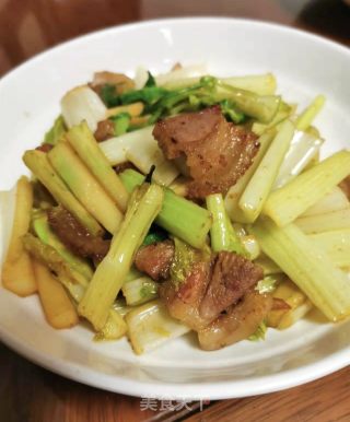 烧肉炒芹菜的做法步骤：7