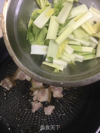 烧肉炒芹菜的做法步骤：5