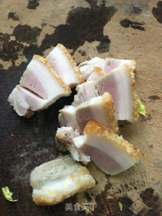 烧肉炒芹菜的做法步骤：3