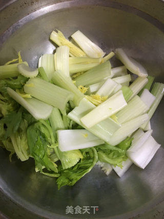 烧肉炒芹菜的做法步骤：2