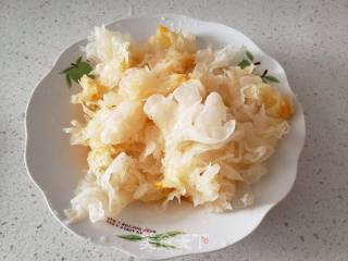 银耳红枣莲籽汤的做法步骤：2