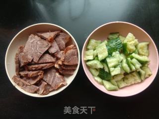 黄瓜拌卤牛肉的做法步骤：1
