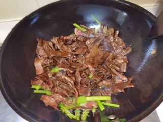 芹菜炒竹笋的做法步骤：7