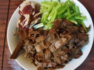芹菜炒竹笋的做法步骤：2