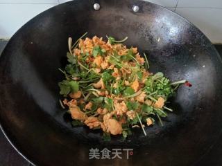 香菜炒鸡蛋的做法步骤：7