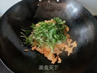 香菜炒鸡蛋的做法步骤：5