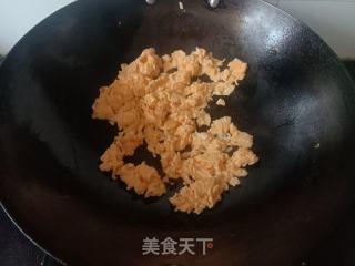 香菜炒鸡蛋的做法步骤：2