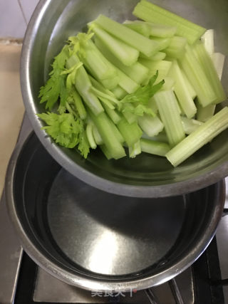 白灼西芹的做法步骤：6