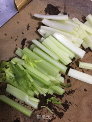 白灼西芹的做法步骤：2