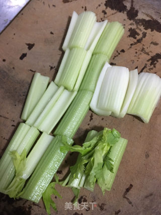 白灼西芹的做法步骤：1
