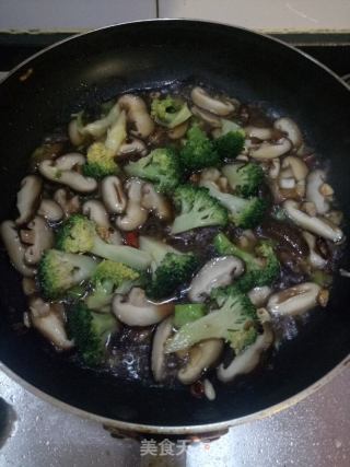 蚝油西兰花炒香菇的做法步骤：4