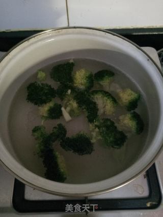 蚝油西兰花炒香菇的做法步骤：2
