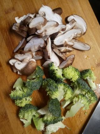 蚝油西兰花炒香菇的做法步骤：1
