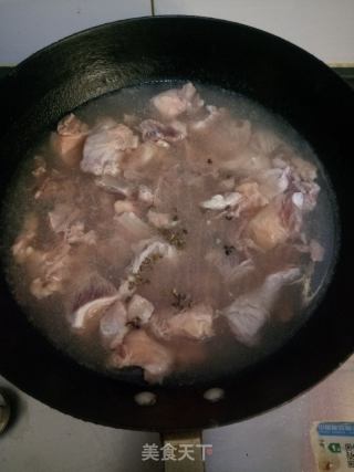 白萝卜炖牛肉的做法步骤：1