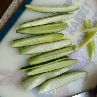 黄瓜炒虾仁的做法步骤：2