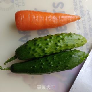 黄瓜炒虾仁的做法步骤：1