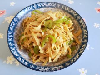 豆皮炒尖椒的做法步骤：7