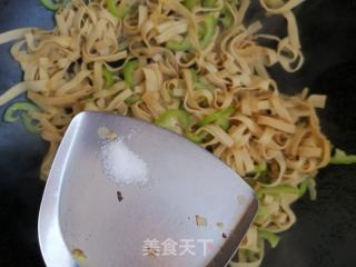 豆皮炒尖椒的做法步骤：6