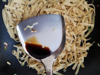 豆皮炒尖椒的做法步骤：4