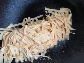 豆皮炒尖椒的做法步骤：3