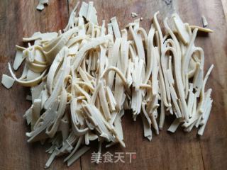 千张炒青菜的做法步骤：1
