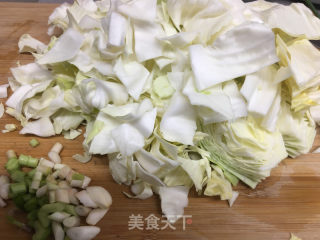 五花肉炒包心菜的做法步骤：1