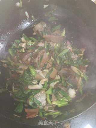 蒜苗炒腊五花肉的做法步骤：3