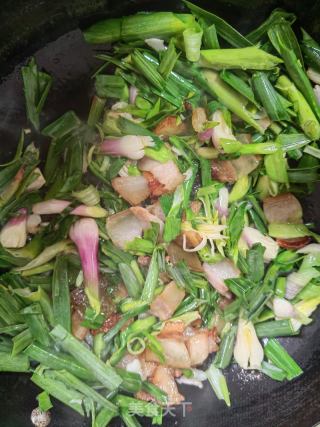 蒜苗炒腊五花肉的做法步骤：2