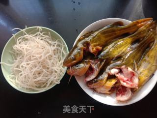 黄骨鱼炖粉条的做法步骤：1