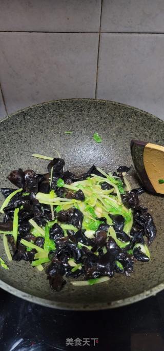香芹炒黑木耳的做法步骤：8