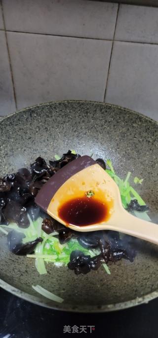 香芹炒黑木耳的做法步骤：7