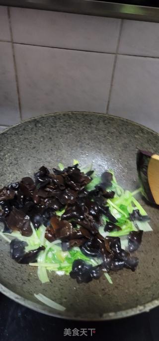 香芹炒黑木耳的做法步骤：6
