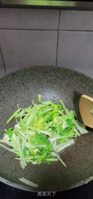 香芹炒黑木耳的做法步骤：5