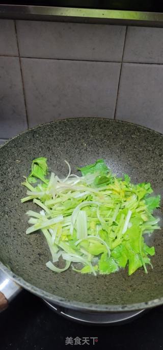 香芹炒黑木耳的做法步骤：4