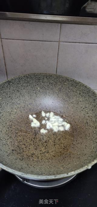 香芹炒黑木耳的做法步骤：3