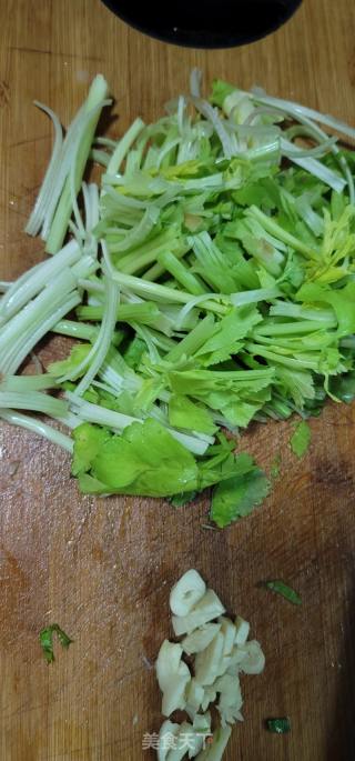 香芹炒黑木耳的做法步骤：2
