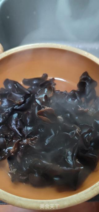 香芹炒黑木耳的做法步骤：1