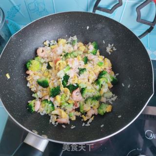 西蓝花炒饭的做法步骤：7