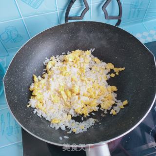 西蓝花炒饭的做法步骤：5