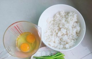 西蓝花炒饭的做法步骤：2