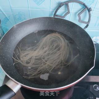韭菜粉条馅饼的做法步骤：2
