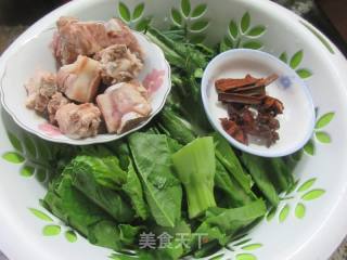 排骨烧天菜芯的做法步骤：1