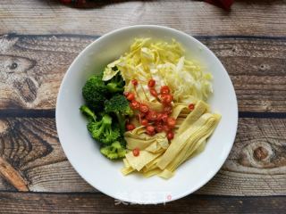 西兰花娃娃菜拌豆腐皮的做法步骤：6