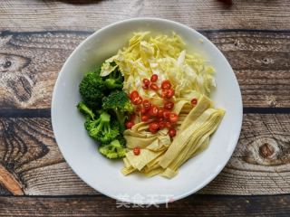 西兰花娃娃菜拌豆腐皮的做法步骤：5
