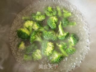 西兰花娃娃菜拌豆腐皮的做法步骤：1