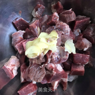 牛肉炖土豆的做法步骤：1