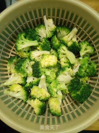 白灼西兰花的做法步骤：2